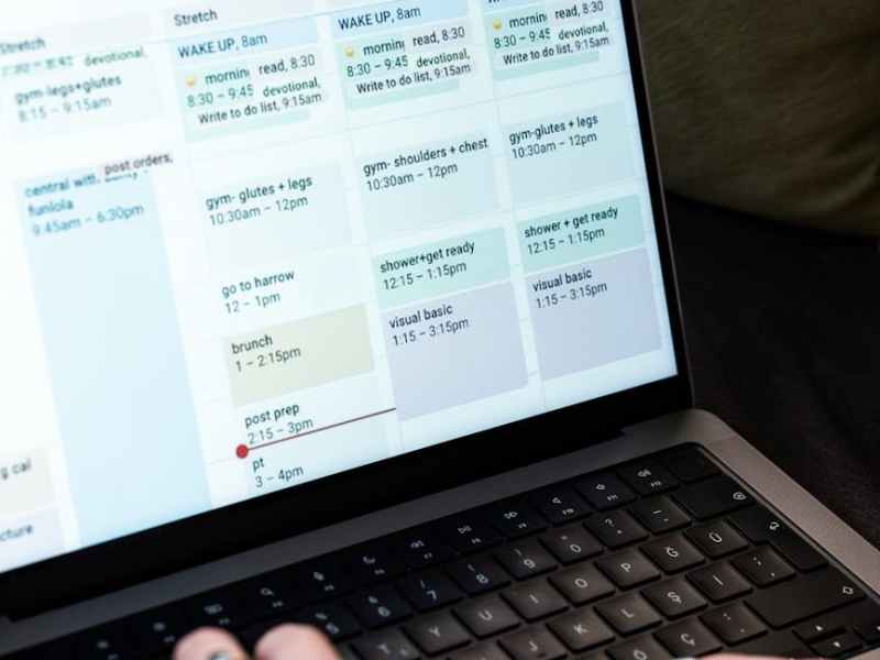 making a schedule on the laptop